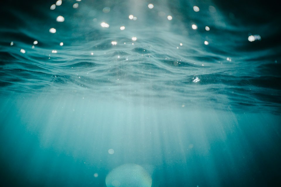 Water wave in close-up, photo by Jonas Allert